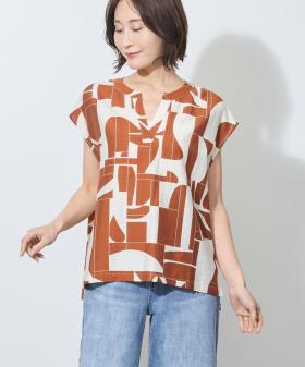 幾何柄プリントスキッパーネックブラウス